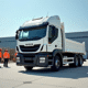 Camion Iveco 3,5 tonnes sur un site professionnel en journée