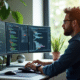 Développeur concentré travaillant sur un bureau moderne avec plusieurs écrans affichant du code C
